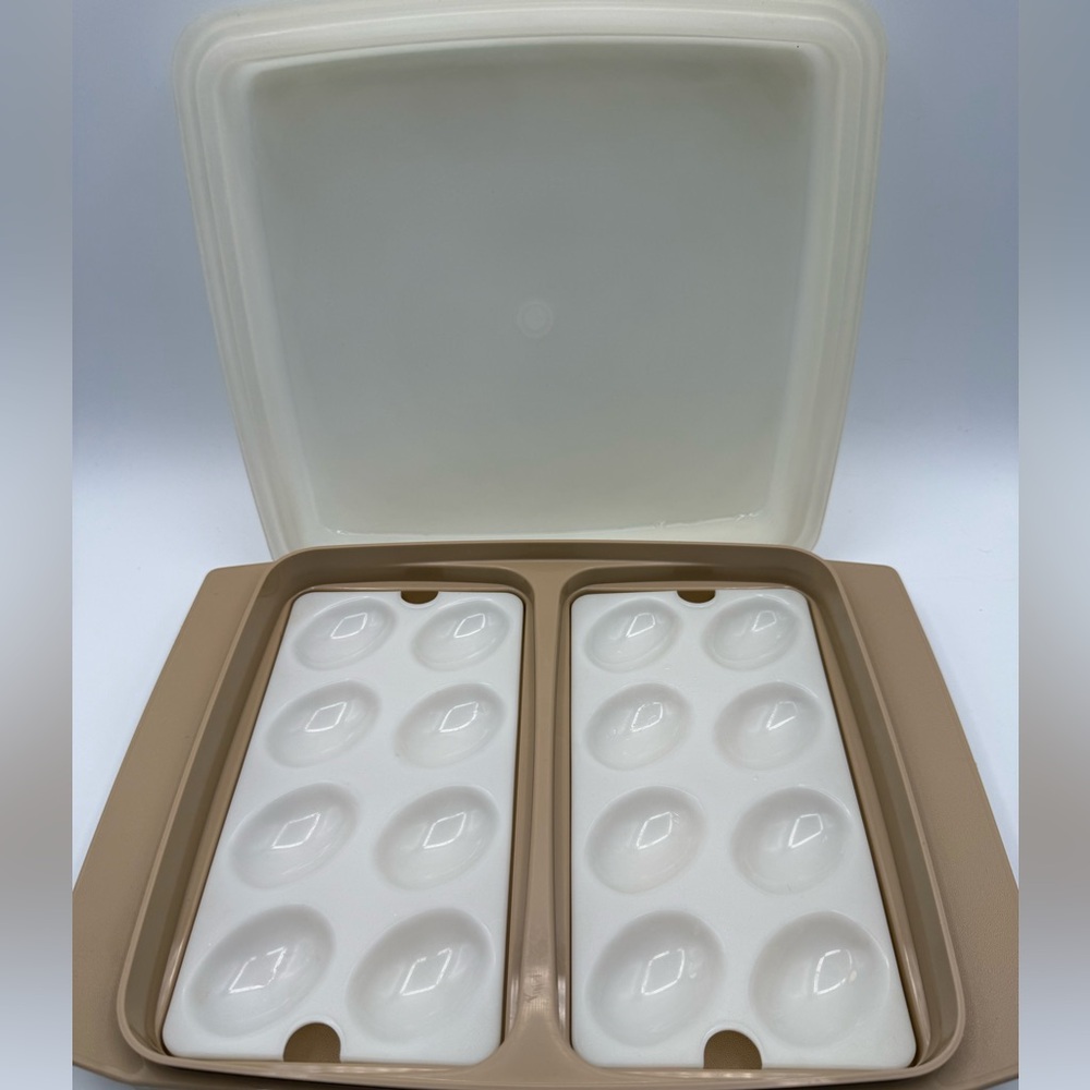 Vintage Tupperware Deviled Egg Carrier #723-3 – Almond